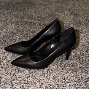 Like New Michael Kors Black Leather pumps